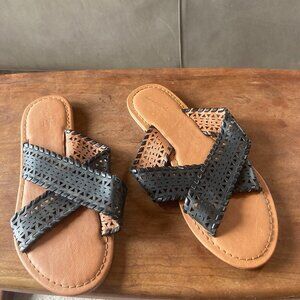 Black Universal Threads sandals